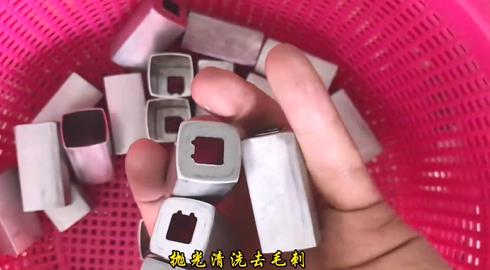 口紅外殼去毛刺