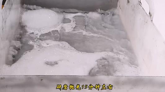 正在CNC機加工新能源鋁板拋光清洗去刀紋